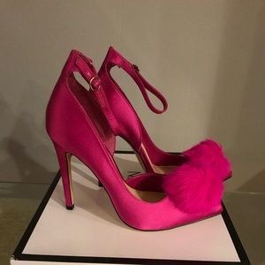 NEVER WORN! Fushia Pointy Toe Pump w/ Pompom.
